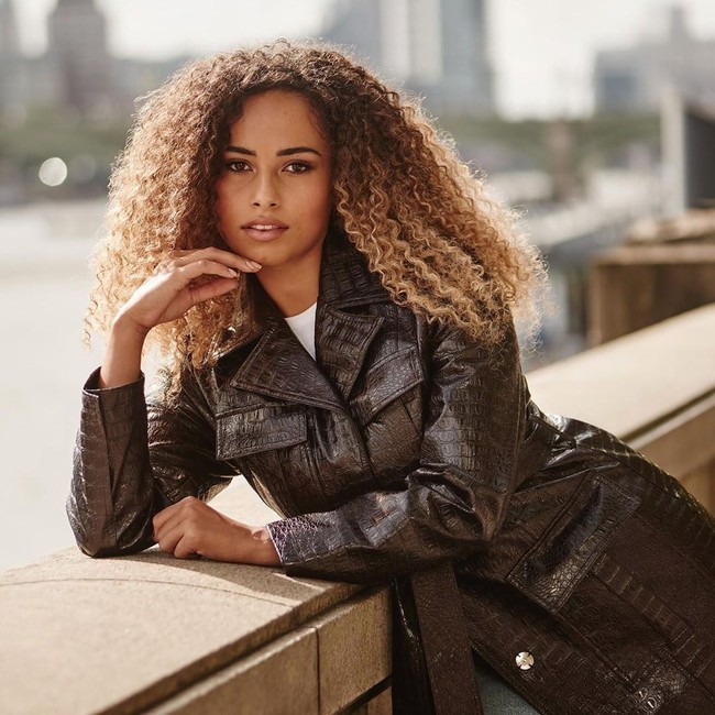 Menjadi bintang baru di dunia entertainment, Amber Gill tak terlepas dari bully-an netizen. Pemenang reality show cari jodoh Love Island 2019 itu tetap santuy menghadapi komentar pedas netizen bahkan pernah mendapatkan ancaman kematian.  Foto: Instagram