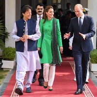 Blus hijau yang Kate pakai memanjang hingga selutut, lalu dipadukan dengan celana panjang putih sehingga menyerupai pakaian yang biasa dipakai perempuan Pakistan. (Foto: Getty Images)