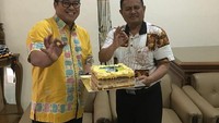 Sebuah kue berwarna kuning manjadi kejutan untuk Supendi. Tenyata momen ulang tahunnya dirayakan oleh banyak teman dan kerabat. Foto: instagram @kang_supendi