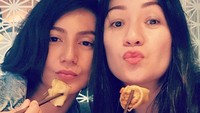 Begini cara Wanda menghabiskan malam minggu bersama temannya. Nonton film sambil nyemil makanan. Foto: Instagram @wanda_hamidah
