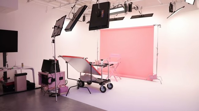 Dalam kantor yang sangat luas tersebut, ada juga Youtube room. Semua video di Youtube Kylie Jenner diproduksi di ruangan yang juga serba pink tersebut.  Foto: Youtube Kylie Jenner