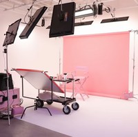 Dalam kantor yang sangat luas tersebut, ada juga Youtube room. Semua video di Youtube Kylie Jenner diproduksi di ruangan yang juga serba pink tersebut.  Foto: Youtube Kylie Jenner