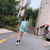 Drama Hotel Del Luna yang dibintangi oleh IU dan Yeo Jin Goo menjadi karya terakhir Sulli sebagai seorang aktris. Tampil menjadi cameo, ia berperan sebagai Jang Ji-Eun, cucu dari pemilik sebuah hotel bintang lima di Korea. Dalam drama tersebut, Sulli bergaya feminin dan girlie mengenakan mini dress. Foto: Dok. Instagram