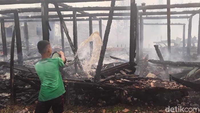Kawasan Padat Penduduk di Palembang Terbakar, 35 Rumah Hangus
