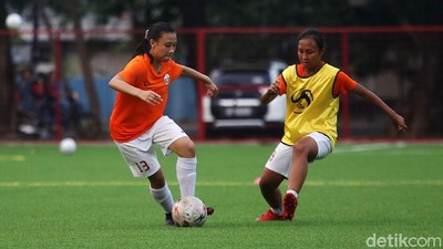Melihat Tim Sepakbola Putri PON DKI Jakarta Berlatih Habis-habisan di Pulomas
