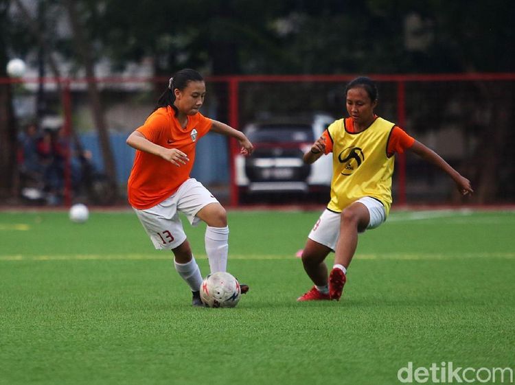 Melihat Tim Sepakbola Putri PON DKI Jakarta Berlatih Habis-habisan di Pulomas