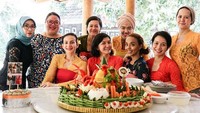 Saat ulang tahun pada 21 September kemarin, ia mendapat kejutan berupa nasi tumpeng dari teman-teman satu tempat menarinya. Foto: Instagram @wanda_hamidah