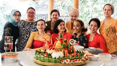 Gaya Seru Kulineran Wanda Hamidah Yang Dijuluki Peramal Ulung