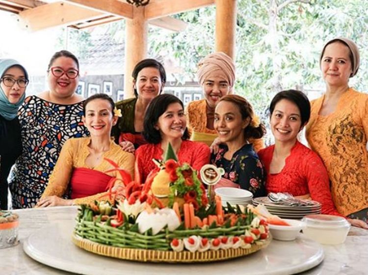 Gaya Seru Kulineran Wanda Hamidah Yang Dijuluki Peramal Ulung