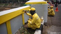 Pengecatan ini dilakukan guna mempercantik jembatan tersebut.