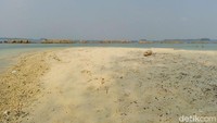 Pulau ini luasnya hanya sekitar 1,28 ha, bisa dikelilingi sebentar dengan berjalan kaki (Kurnia/detikcom)