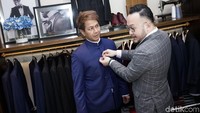 Delon mempersiapkan jas yang akan digunakan pada pernikahannya nanti. Pool/Palevi S/detikFoto.