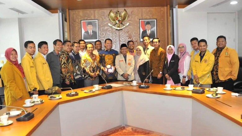 Bamsoet Ajak Anak Muda Sosialisasikan 4 Pilar MPR Lewat Media Sosial Bamsoet Ajak Anak Muda Sosialisasikan 4 Pilar MPR Lewat Media Sosial