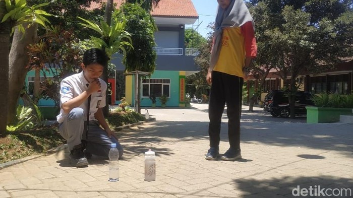 Fenomena kulminasi matahari di mana benda tak memiliki bayangan di Banyuwangi disambut antusias oleh warga. Sejumlah siswa dan masyarakat melakukan percobaan untuk membuktikan hari tanpa bayangan.