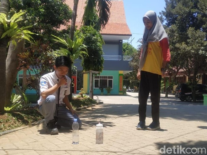Fenomena kulminasi matahari di mana benda tak memiliki bayangan di Banyuwangi disambut antusias oleh warga. Sejumlah siswa dan masyarakat melakukan percobaan untuk membuktikan hari tanpa bayangan.