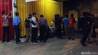 Usai pemeriksaan itu, lanjut Anggi, pihaknya memastikan tempat sudah steril dan aman dari kekhawatiran. Sedangkan untuk pemilik motor dan 2 tas yang ditinggalkan itu, pihaknya akan melakukan penyelidikan lebih lanjut.