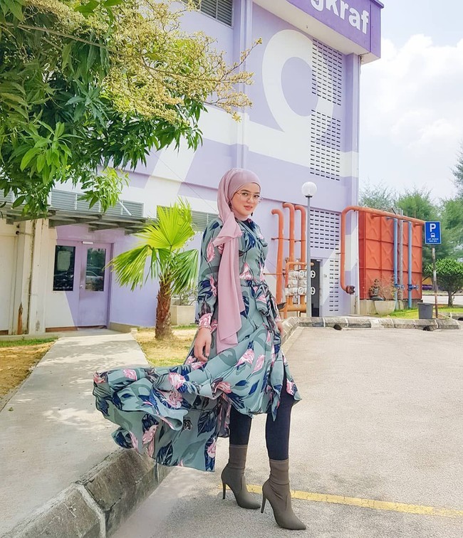 Bellaz memulai kariernya dengan menjadi makeup artist. Seperti dilaporkan Berita Harian, kesuksesannya dimulai lima tahun lalu saat ia bosan tinggal di rumah sebagai ibu rumah tangga dan memutuskan untuk belajar sendiri cara menggunakan kosmetik. Foto: Instagram @muabellaz