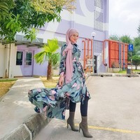 Bellaz memulai kariernya dengan menjadi makeup artist. Seperti dilaporkan Berita Harian, kesuksesannya dimulai lima tahun lalu saat ia bosan tinggal di rumah sebagai ibu rumah tangga dan memutuskan untuk belajar sendiri cara menggunakan kosmetik. Foto: Instagram @muabellaz