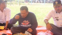 Dengan kesederhanaan, kita akan mendapatkan kebahagiaan yang lain selain kemewahan. Dengan kesederhanaan, kita bisa menghargai dan mensyukuri hal-hal kecil yang sudah kita punyai, tulis Supendi pada keterangan foto ini. Foto: instagram @kang_supendi