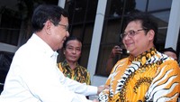 Prabowo tiba di kantor DPP Partai Golkar, Jalan Anggrek Neli Murni, Slipi, Jakarta Barat, pada pukul 15.52 WIB, Selasa (15/10/2019).