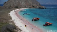 Long Beach, pantai ini terletak tepat di belakang Pulau Padar. Pemandangan yang disuguhkan pun luar biasa indah (Foto: Ahmad Masaul Khoiri)