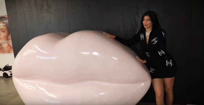 Ini adalah properti yang digunakan untuk kolaborasi dengan kakakku (Kim Kardashian) yang merilis koleksi parfum by KKW. Kim kemudian memberikan properti ini untukku, thank you Kim! (Properti bibir) ini cocok untuk properti di kantorku, ucap bintang reality show 22 tahun itu.  Foto: Youtube Kylie Jenner