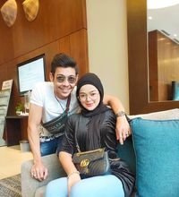 Gaya mewah sosialita cantik pakai tas Gucci