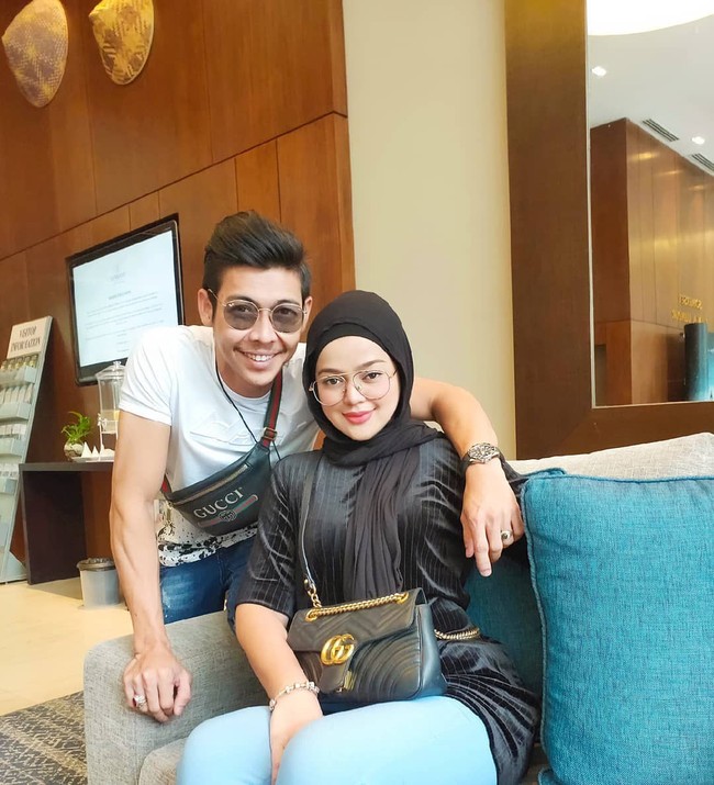 Wanita yang berasal dari Kedah ini kini tengah menikmati kesuksesannya. Pada berbagai postingan di Instagram, Bellaz kerap memamerkan gaya mewahnya dengan memakai aksesoris dari desainer ternama seperti tas Gucci. Foto: Instagram @muabellaz