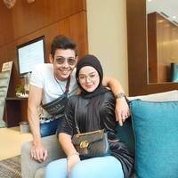 Wanita yang berasal dari Kedah ini kini tengah menikmati kesuksesannya. Pada berbagai postingan di Instagram, Bellaz kerap memamerkan gaya mewahnya dengan memakai aksesoris dari desainer ternama seperti tas Gucci. Foto: Instagram @muabellaz