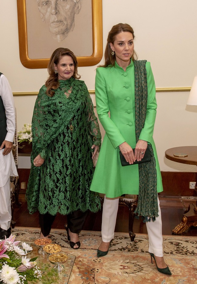 Kate menyempurnakan gayanya dengan selendang hijau gelap yang tersampir di pundak kirinya. (Foto: Getty Images)