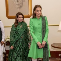 Kate menyempurnakan gayanya dengan selendang hijau gelap yang tersampir di pundak kirinya. (Foto: Getty Images)