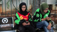 Dua driver wanita tengah menunggu penumpang.