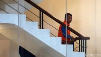 Suryadman menaiki tangga menuju ruang pemeriksaan.