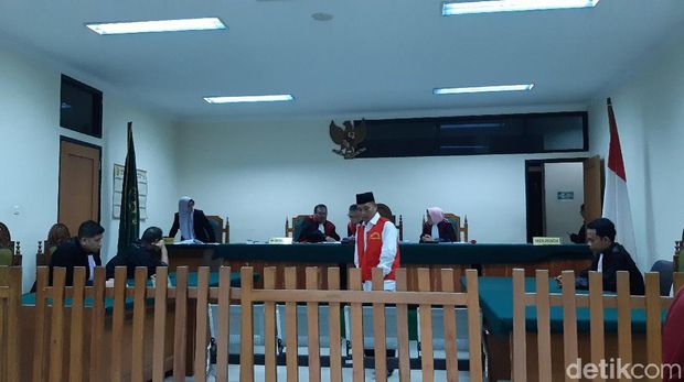 Kepala Desa Pulo Panjang, Kabupaten Serang, Sukari, divonis 5 tahun penjara karena korupsi dana desa.
