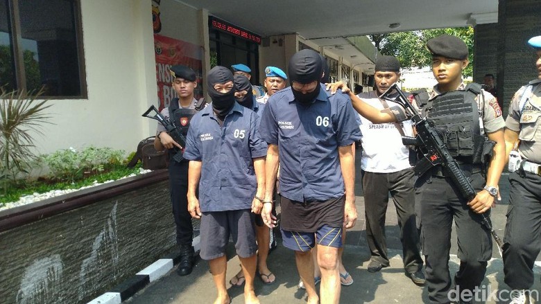 Polisi Tangkap 4 Orang Penipu Pedagang Emas Pasar Cileungsi Polisi Tangkap 4 Orang Penipu Pedagang Emas Pasar Cileungsi
