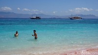 Dari kelima Pantai Pink itu ada satu yang sering dikunjungi, yakni Long Beach di Pulau Padar (Foto: Ahmad Masaul Khoiri)