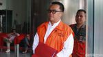 Berbaju Tahanan, Imam Nahrawi Jalani Pemeriksaan