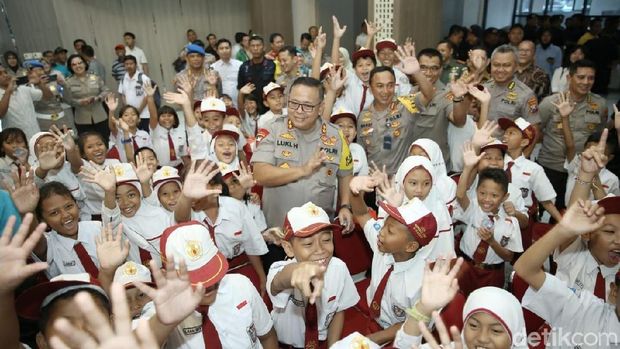 Kapolda Jatim dan Kapolrestabes Surabaya temui anak-anak/