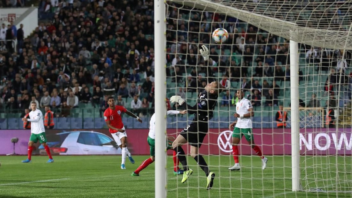 Marcus Rashford mencetak gol cantik ke gawang Bulgaria dalam kemenangan Inggris 6-0. (Foto: Carl Recine / Action Images via Reuters)
