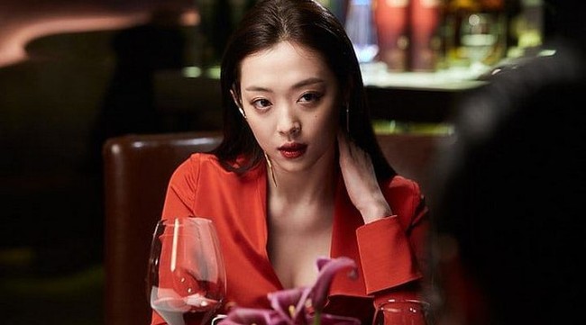 Sulli tampil seksi dalam film Real sebagai Song Yoo Hwa. Dalam film yang dibintangi Kim Soo Hyun sebagai pemeran utama, Sulli juga beradegan ranjang yang sempat menuai kontroversi. Foto: Istimewa