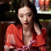 Sulli tampil seksi dalam film Real sebagai Song Yoo Hwa. Dalam film yang dibintangi Kim Soo Hyun sebagai pemeran utama, Sulli juga beradegan ranjang yang sempat menuai kontroversi. Foto: Istimewa