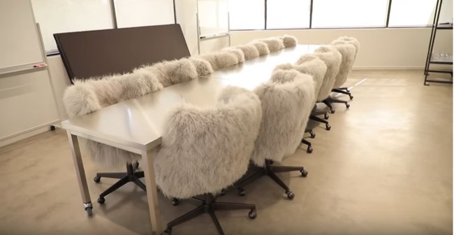 Inilah ruang meeting dengan kursi fancy berbulu. Dalam ruangan ini Kylie mengatakan bahwa semua produk tercipta berawal dari ruangan ini. Mulai dari ide sampai desain produk.  Foto: Youtube Kylie Jenner