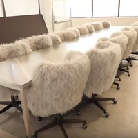 Inilah ruang meeting dengan kursi fancy berbulu. Dalam ruangan ini Kylie mengatakan bahwa semua produk tercipta berawal dari ruangan ini. Mulai dari ide sampai desain produk.  Foto: Youtube Kylie Jenner