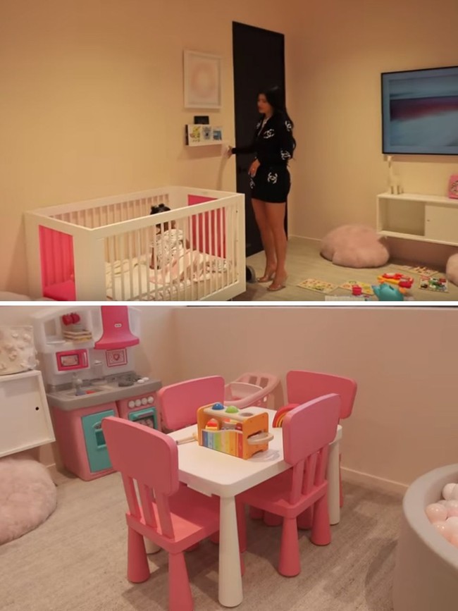 Ruangan lainnya yang bikin tercengang adalah Stormi room. Kylie mengatakan hampir setiap hari, Stormi dibawanya ke kantor sehingga ia ingin membuat putri kecilnya itu nyaman dengan menyediakan ruangan tidur dan bermain.  Foto: Youtube Kylie Jenner