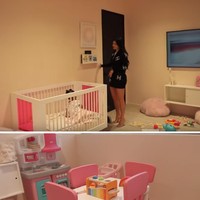 Ruangan lainnya yang bikin tercengang adalah Stormi room. Kylie mengatakan hampir setiap hari, Stormi dibawanya ke kantor sehingga ia ingin membuat putri kecilnya itu nyaman dengan menyediakan ruangan tidur dan bermain.  Foto: Youtube Kylie Jenner