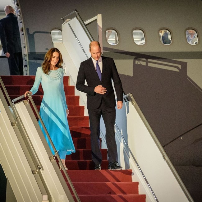 Sehari sebelumnya saat tiba di Pakistan, Kate juga memberi penghormatan kepada tradisi negara tersebut dengan memakai busana bergaya shalwar kameez. (Foto: Instagram/@theroyalfamily)