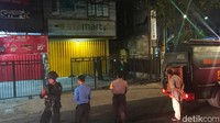 Salah seorang saksi mata, Tari (47), sekaligus penjaga toko mengatakan dua tas ransel hitam itu diketahui berada di atas motor bebek sejak pukul 17.00 hingga pukul 21.00 ketika toko tutup.