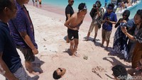 Tidak begitu banyak orang saat kami menikmati Long Beach. Kamu bisa snorkeling karena air yang jernih hingga mengambil foto (Foto: Ahmad Masaul Khoiri)