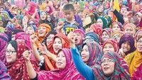 Pakaian adat Rimpu umumnya dikenakan oleh perempuan Bima. Salah satu jenisnya adalah Rimpu Colo. Jenis rimpu ini model pemakaiannya membiarkan seluruh bagian wajah terbuka, itu menandakan pemakainya sudah menikah. (dok. Istimewa)