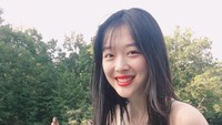 Satu lagi keceriaan Sulli di sebuah danau di Berlin. RIP Sulli. Fansnya akan senantiasa mengenang momen-momen terbaik dirinya, salah satunya ketika tampil penuh senyum ceria. (Foto: Instagram @jelly_jilli)